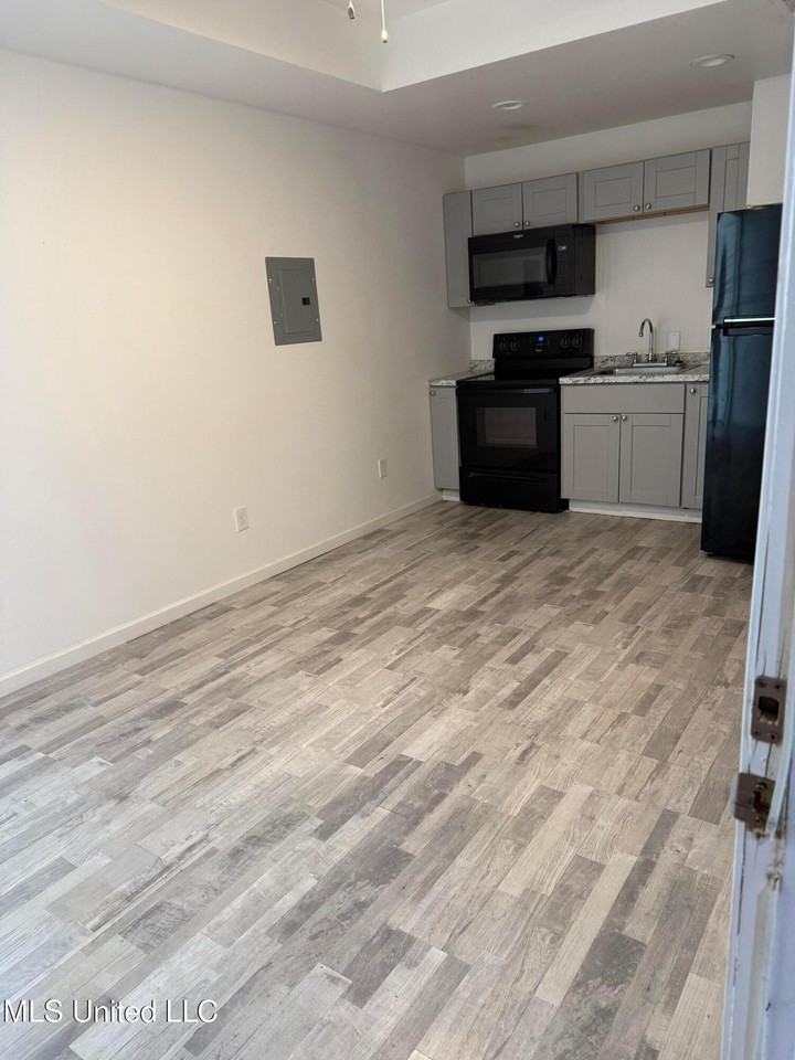 212 E 2nd St - Photo 3 of 9