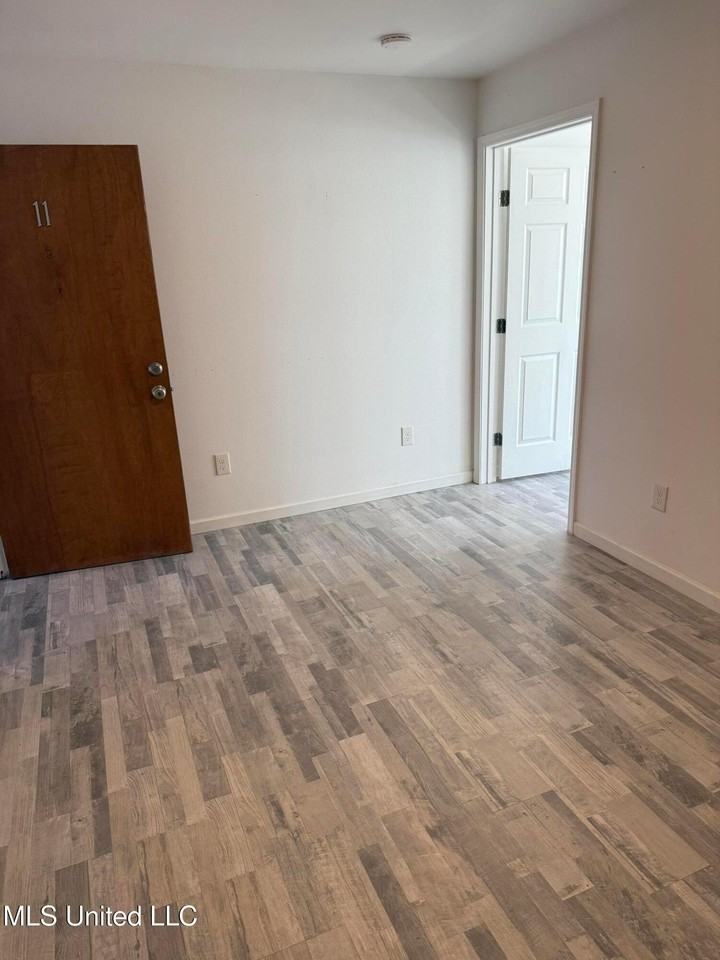 212 E 2nd St - Photo 4 of 9