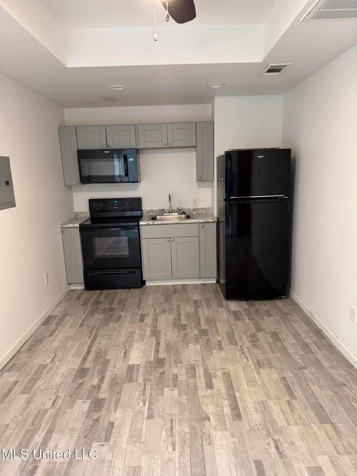 212 E 2nd St - Photo 5 of 9