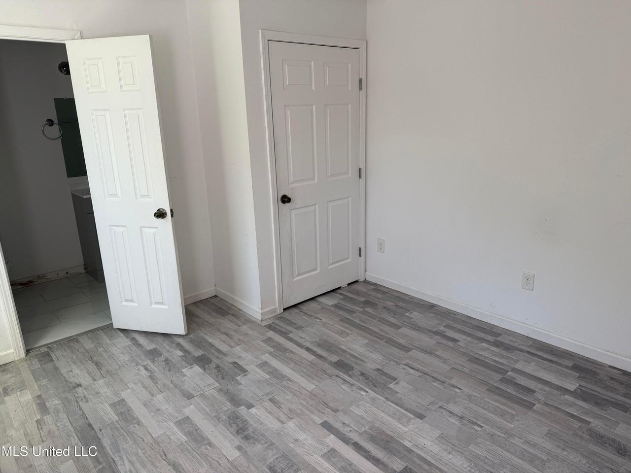 212 E 2nd St - Photo 7 of 9