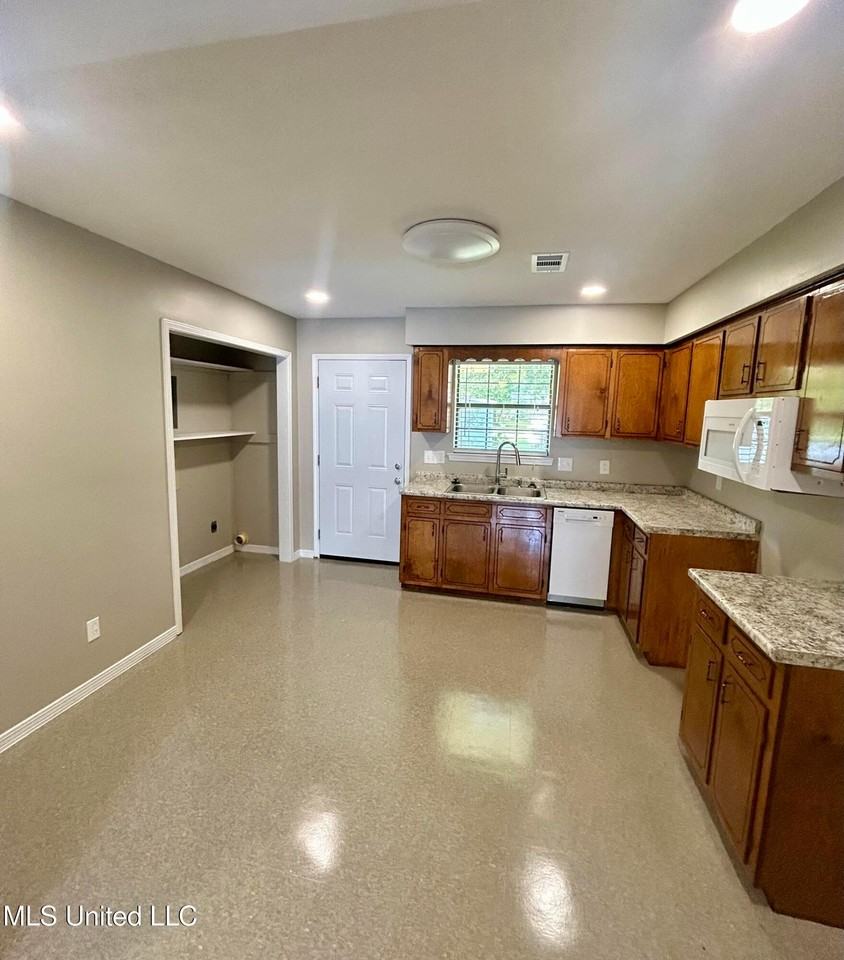 1010 Telly Rd - Photo 2 of 12