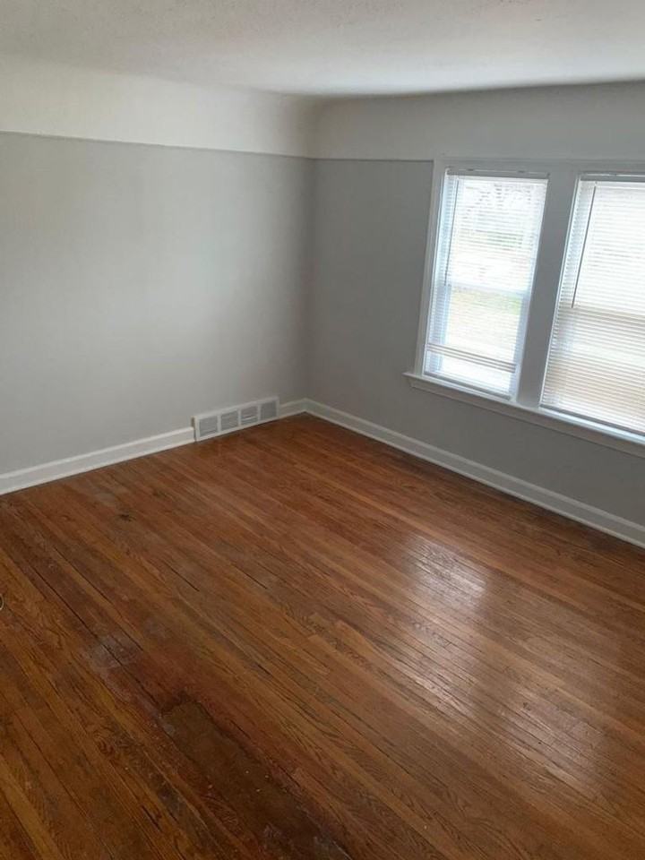 1483 E 120th St #UP - Photo 4 of 10