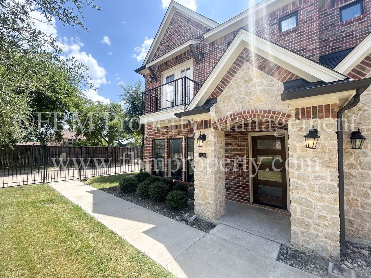 306 Brothers Blvd - Photo 4 of 27