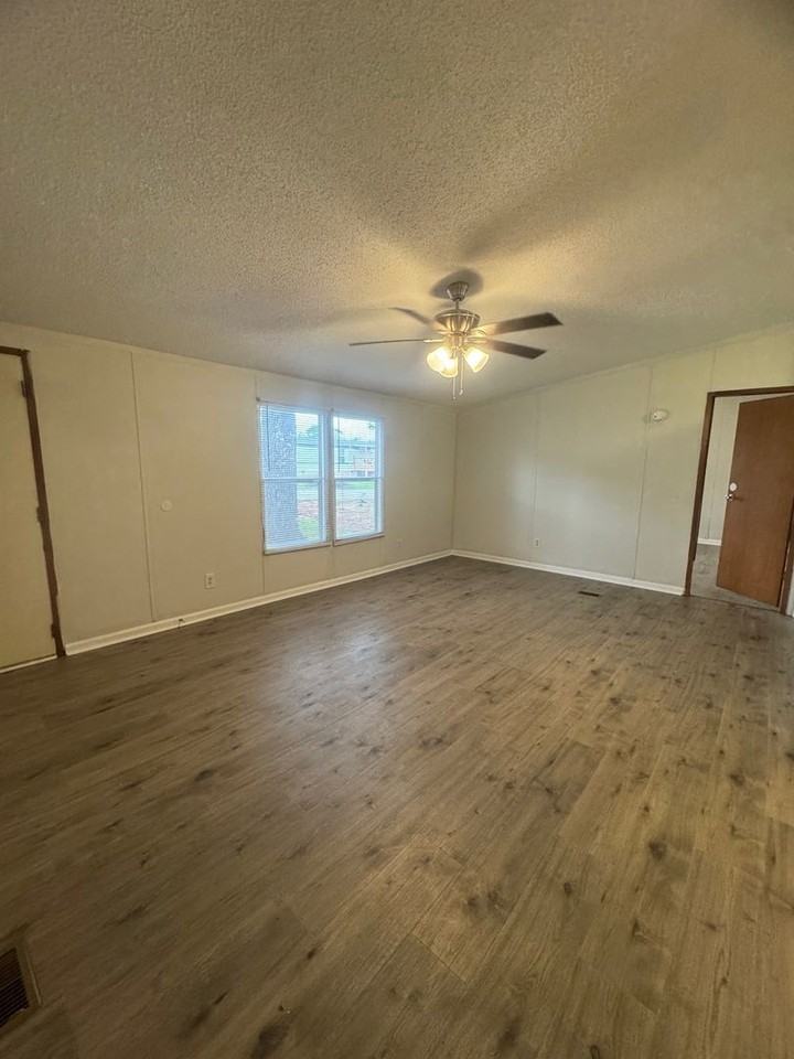 204 Moss Creek Ln - Photo 3 of 15