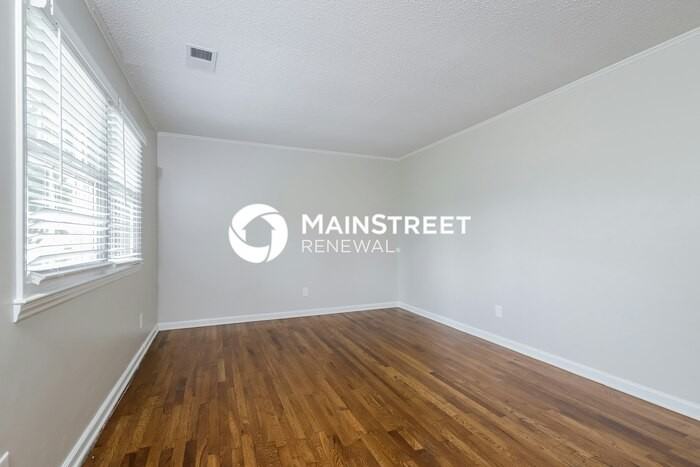 320 Logan Ct - Photo 3 of 16