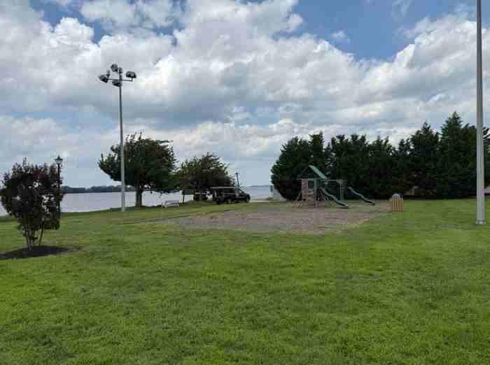 2041 Harbour Dr - Photo 2 of 37