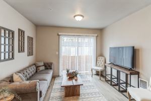 featured image of 555 N River Rd