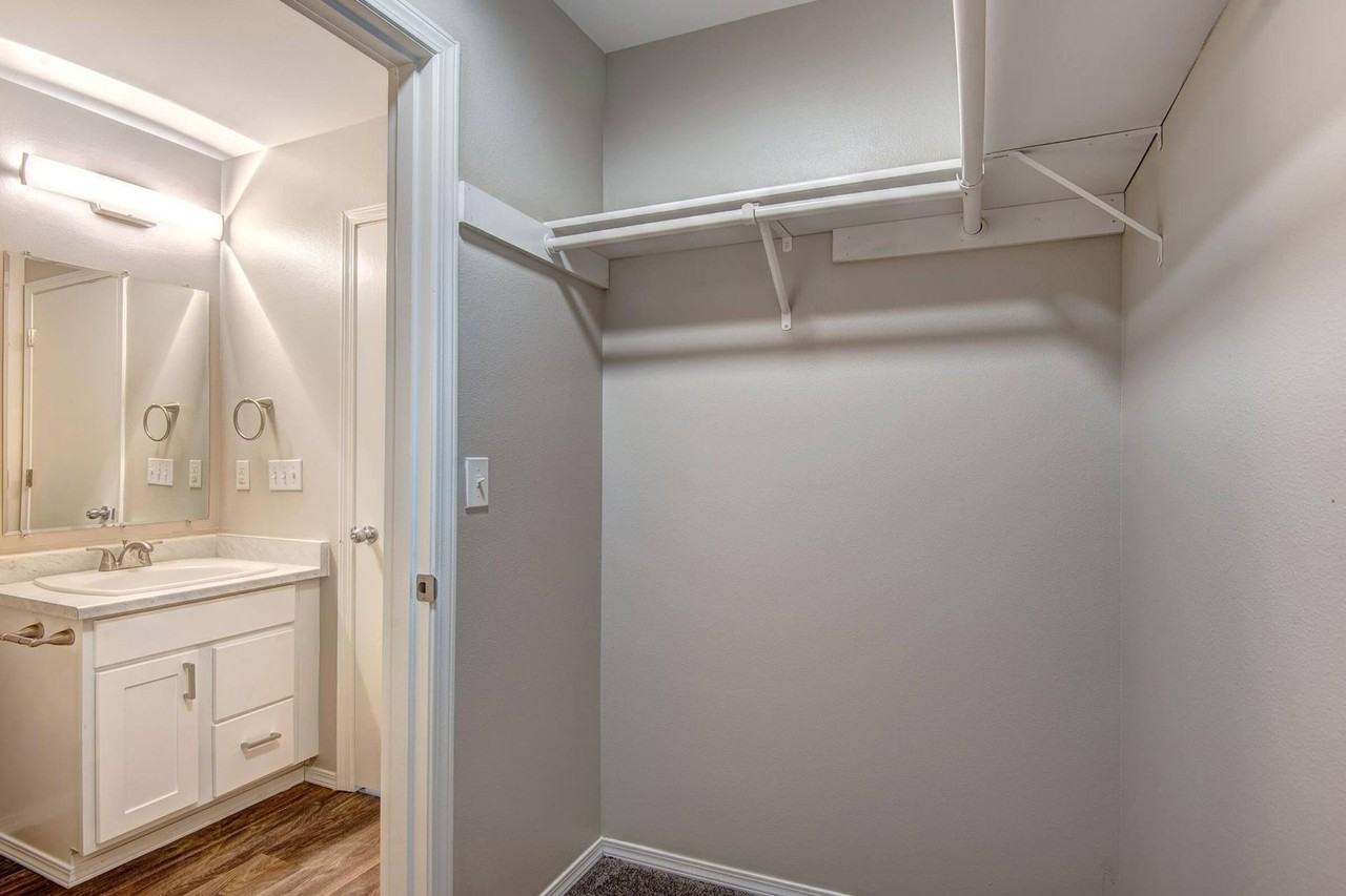 3 bedroom 2.5 bath townhomes - Photo 6 of 25