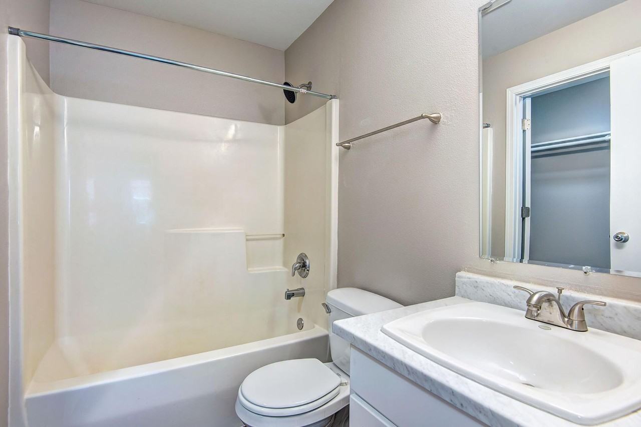 3 bedroom 2.5 bath townhomes - Photo 7 of 25