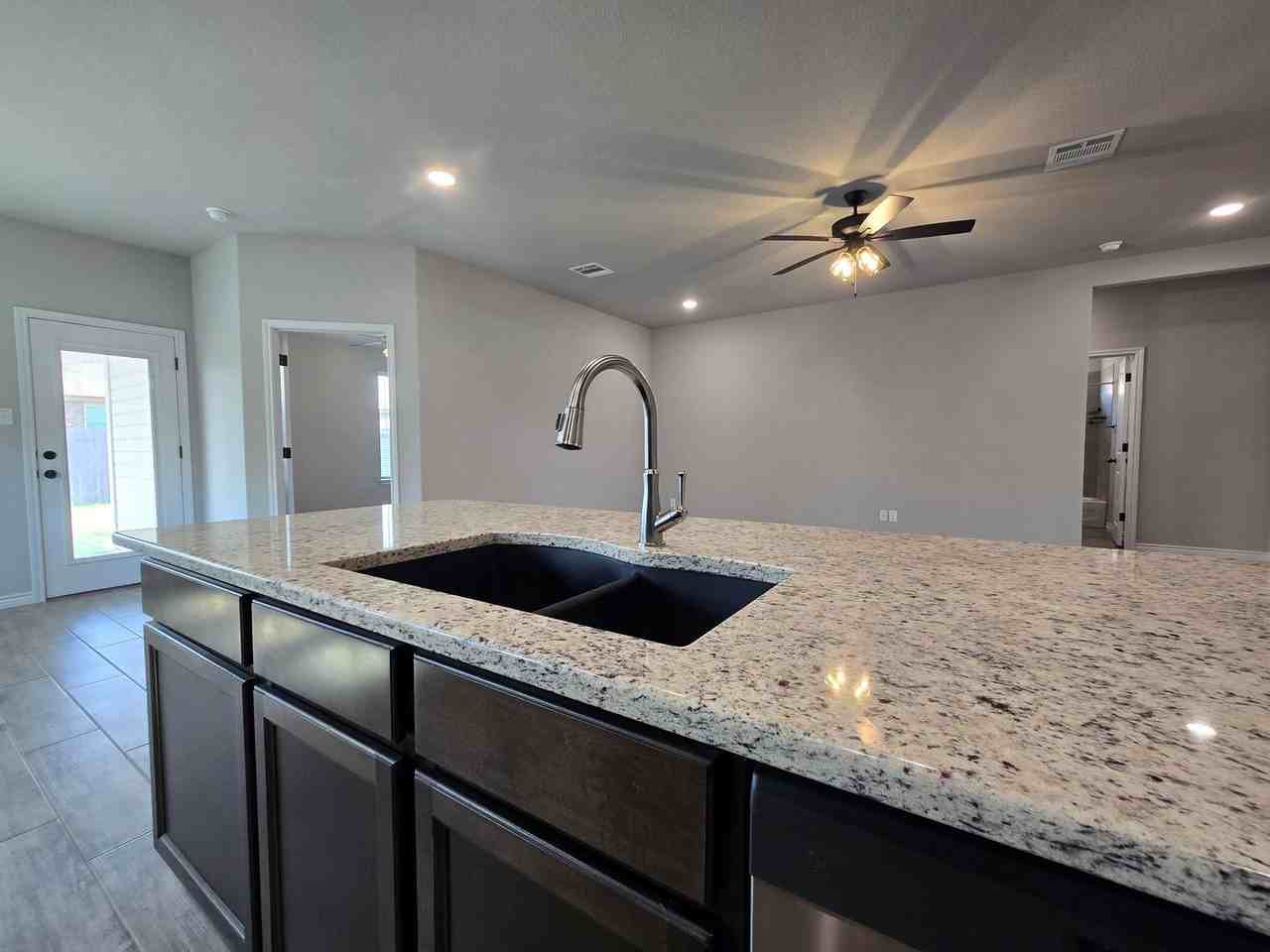 3104 Hedwig St - Photo 4 of 23