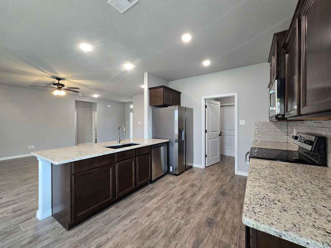 3104 Hedwig St - Photo 5 of 23