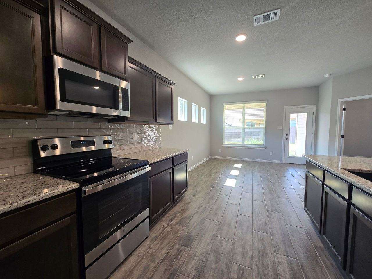 3104 Hedwig St - Photo 6 of 23