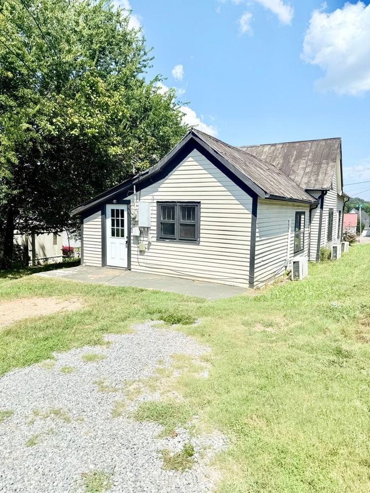 1116 Freedman St - Photo 2 of 12