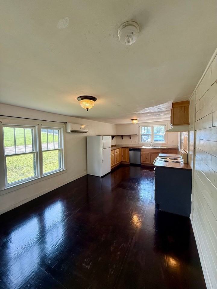1116 Freedman St - Photo 4 of 12