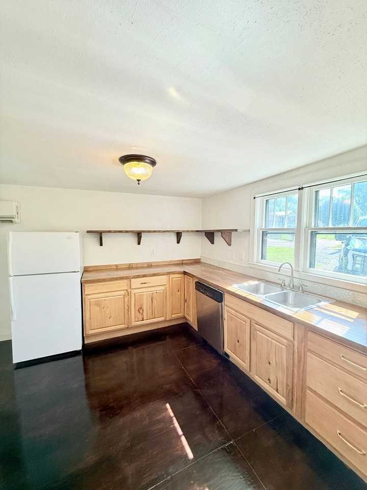 1116 Freedman St - Photo 5 of 12