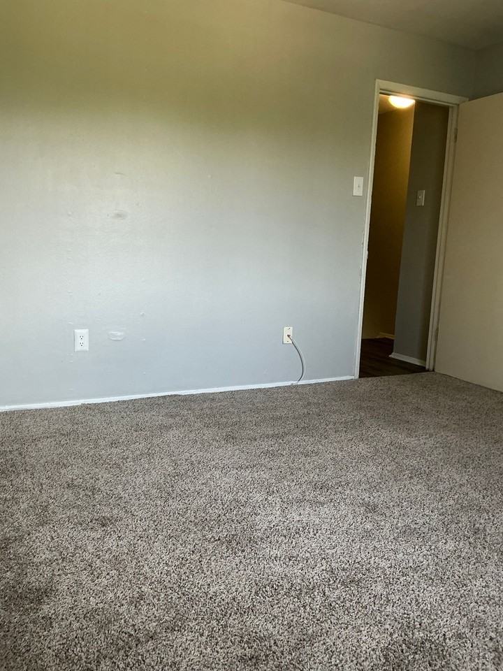 Brittany Town Homes - Photo 5 of 11