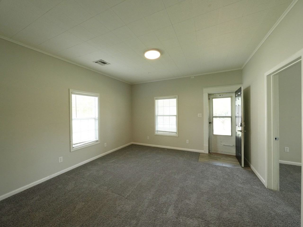 323 E Will Rogers Blvd - Photo 3 of 27