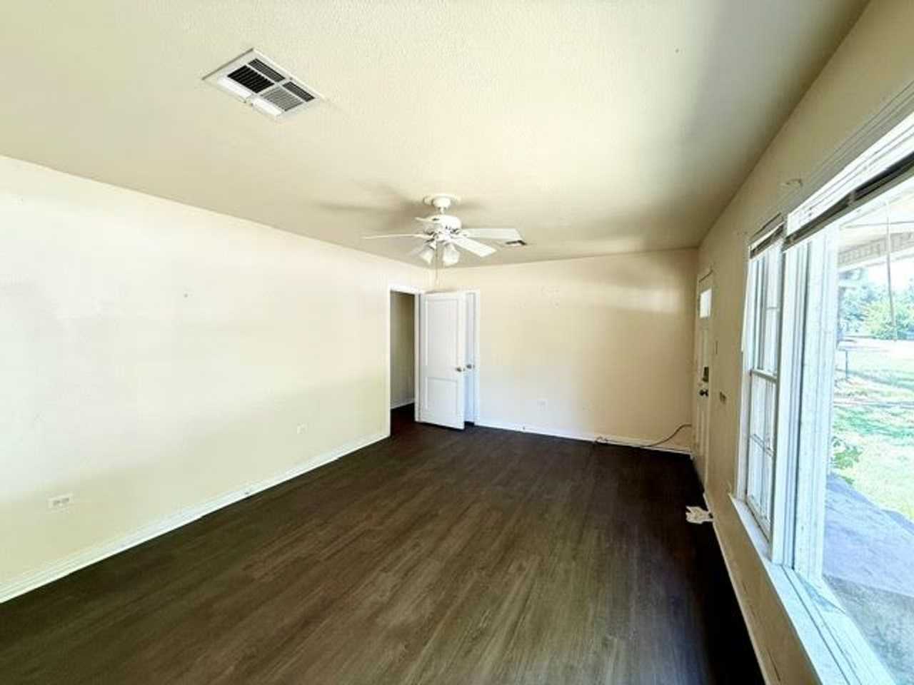 3716 Parkwood St - Photo 3 of 20