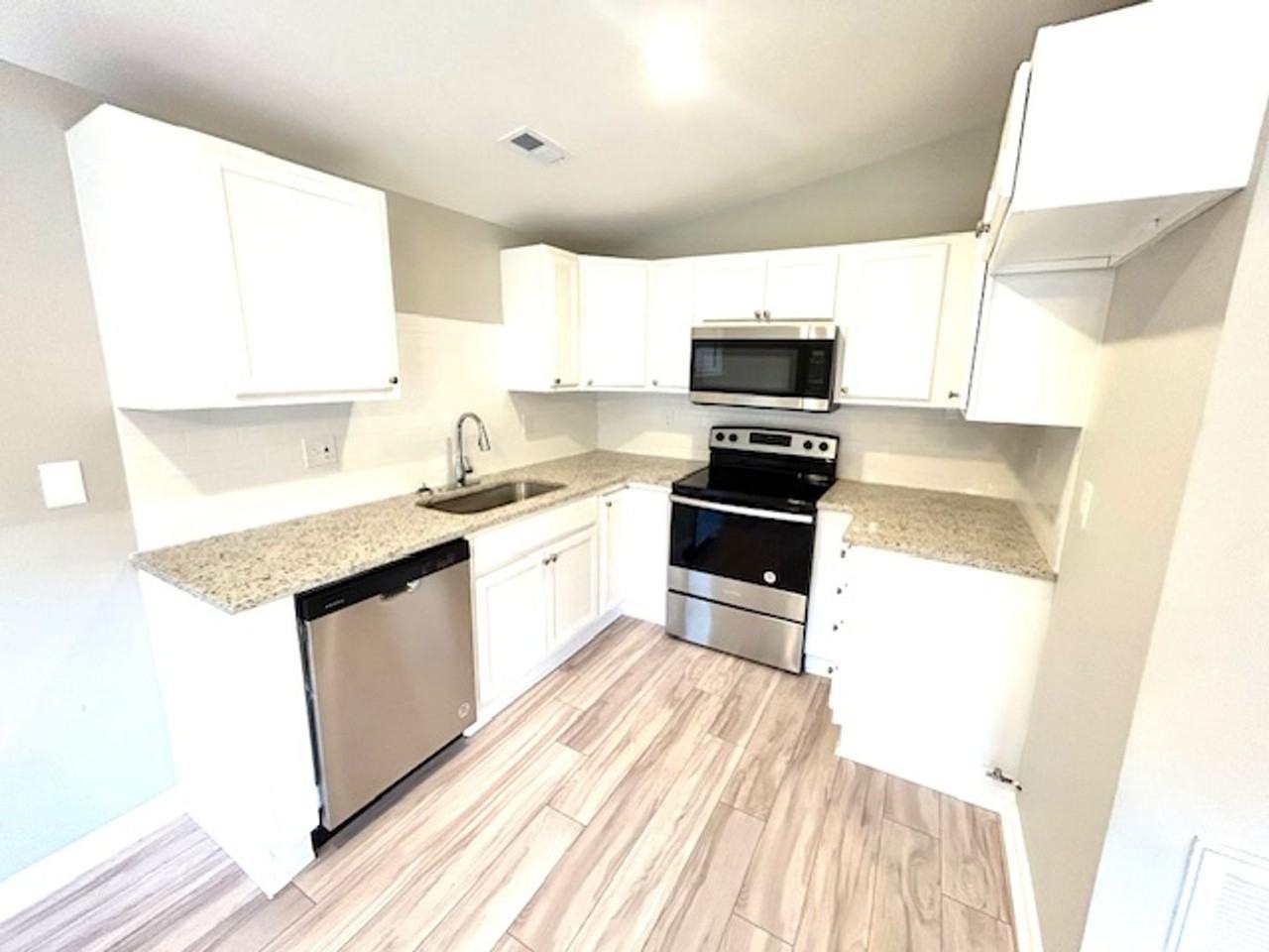 2909 Meridian St N - Photo 2 of 11