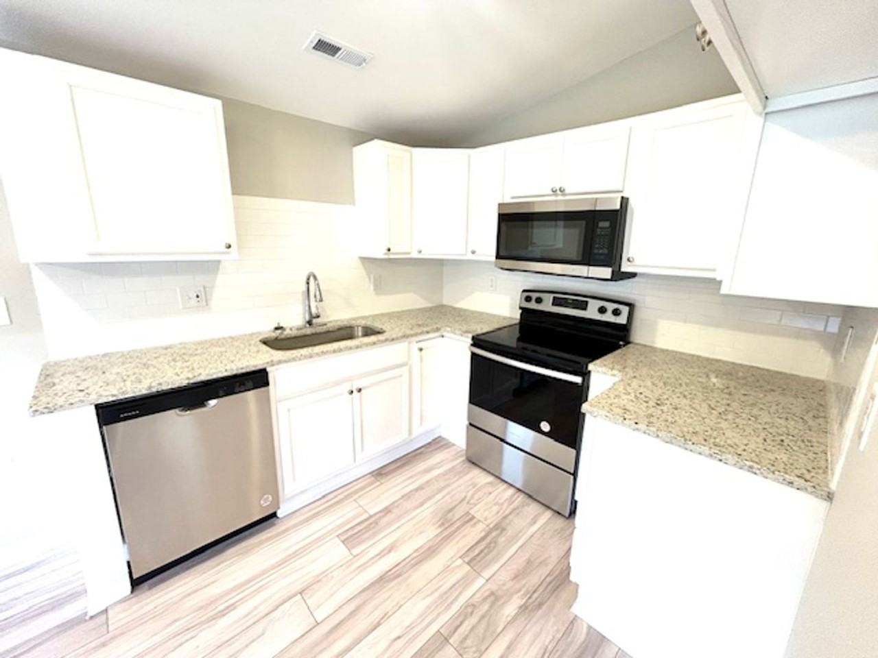 2909 Meridian St N - Photo 3 of 11