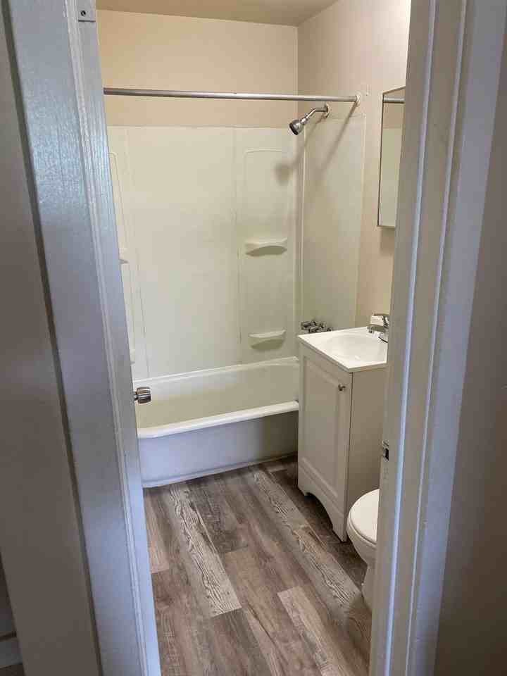 CROWELL 36 - Photo 2 of 2