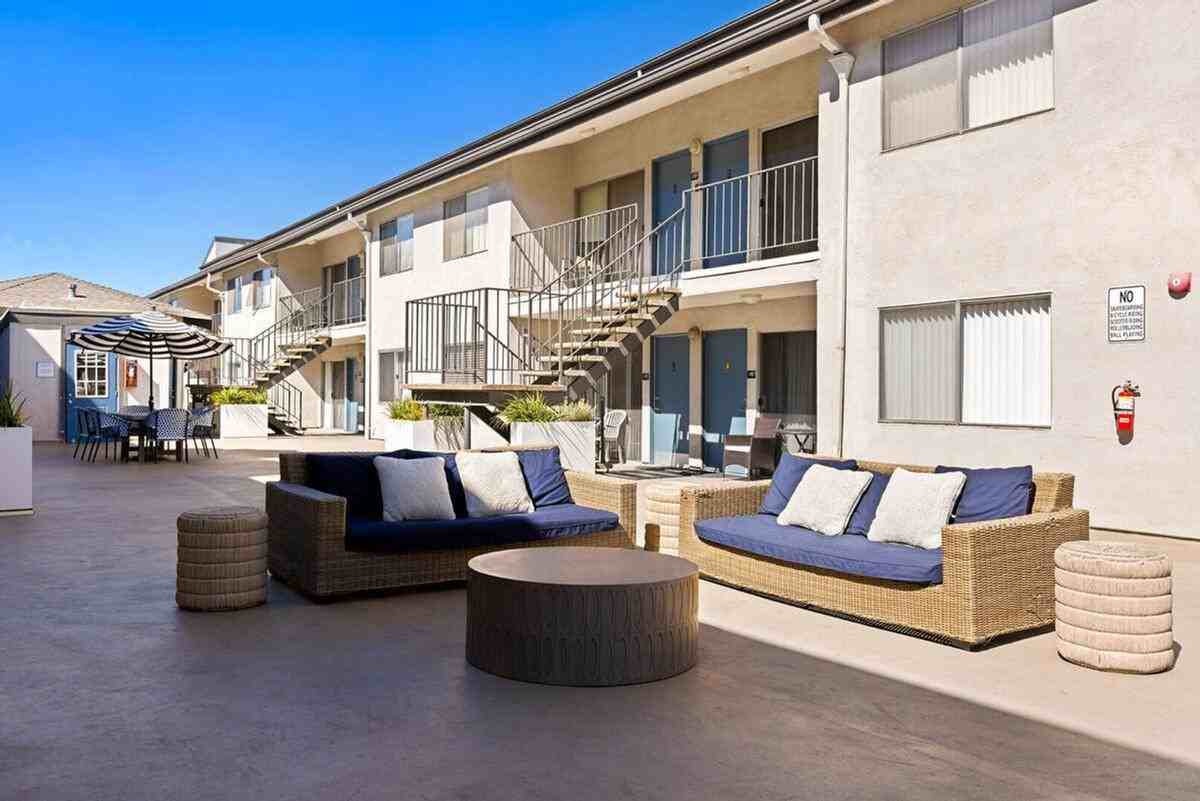 1435 Stanley Ave - Photo 4 of 50