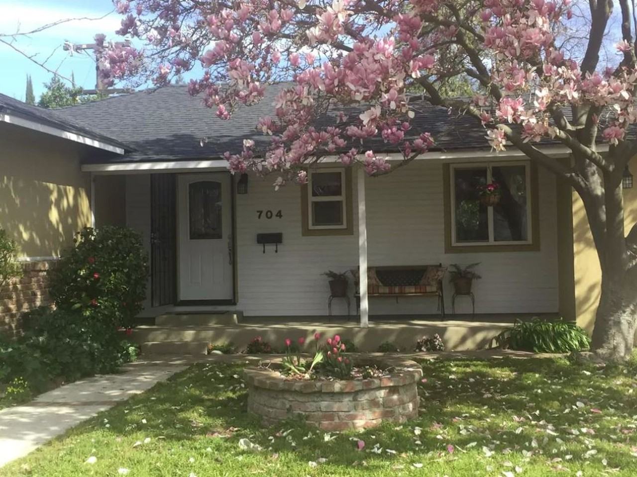 704 11th St - Photo 2 of 8