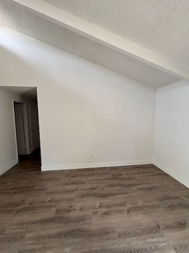 1366 S Ivy St - Photo 2 of 19