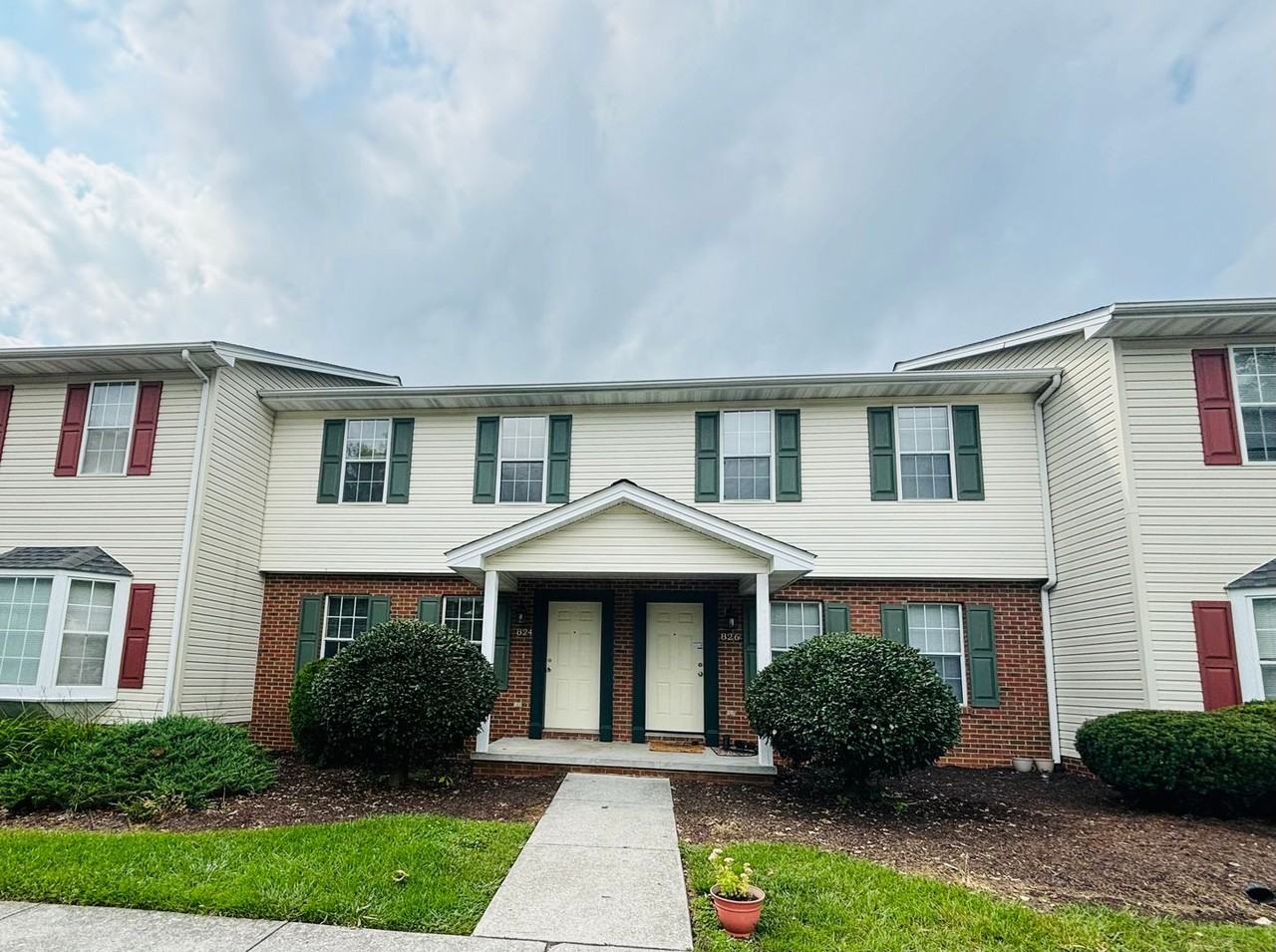 824 Patrick Henry Dr