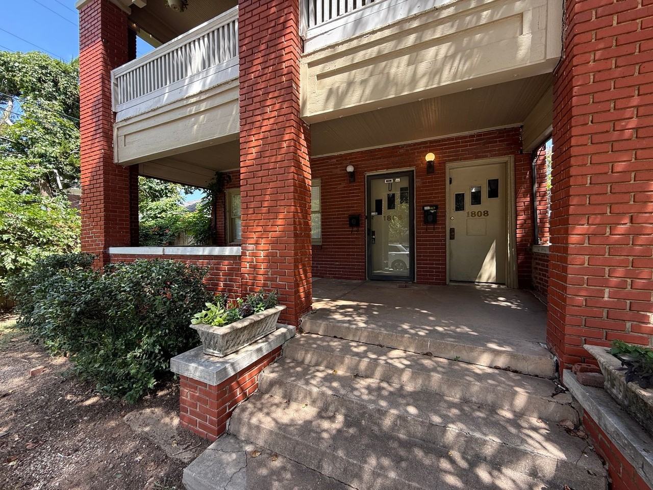 1806 North Robinson Avenue