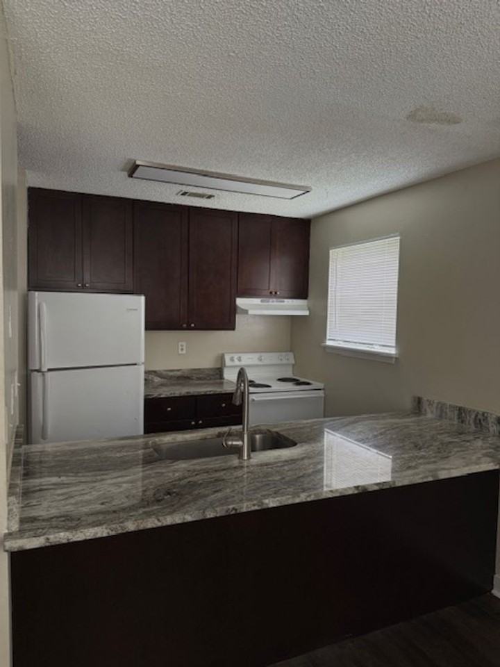 2659 Chateau Ln Apt B - Photo 4 of 5