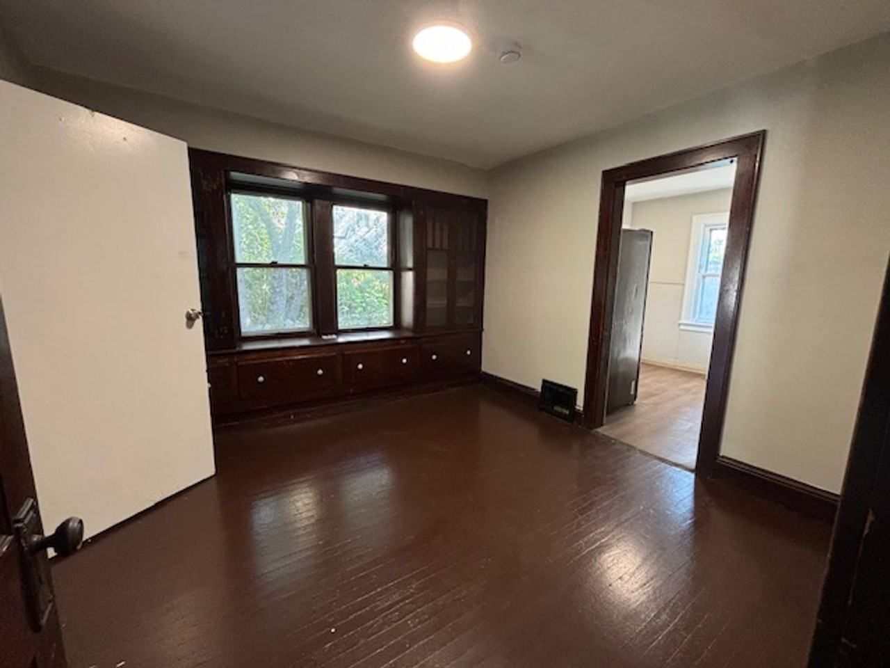 409 Pioneer St - Photo 3 of 15