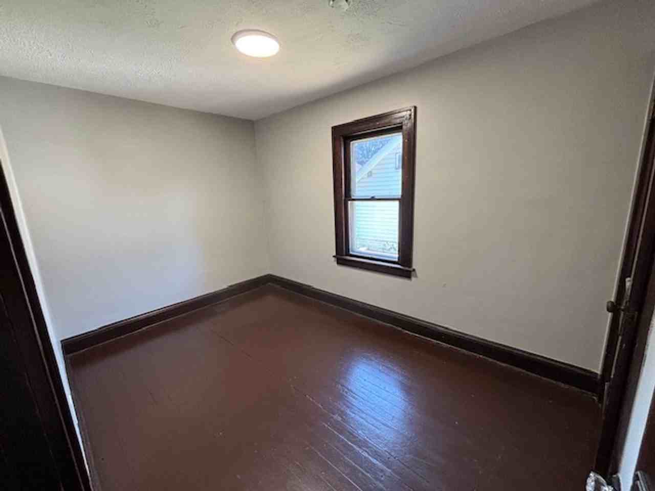 409 Pioneer St - Photo 7 of 15