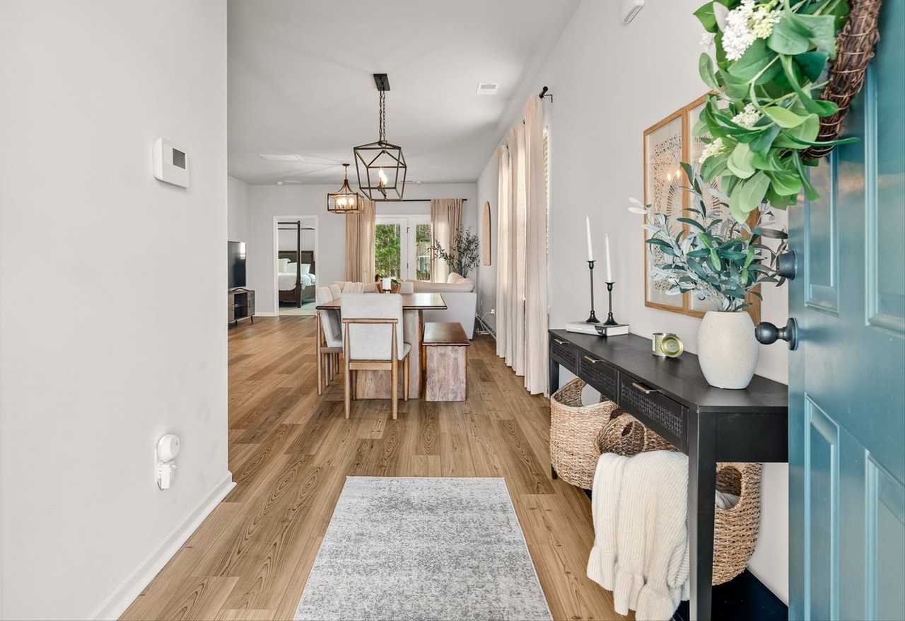 565 Abigail St - Photo 4 of 33