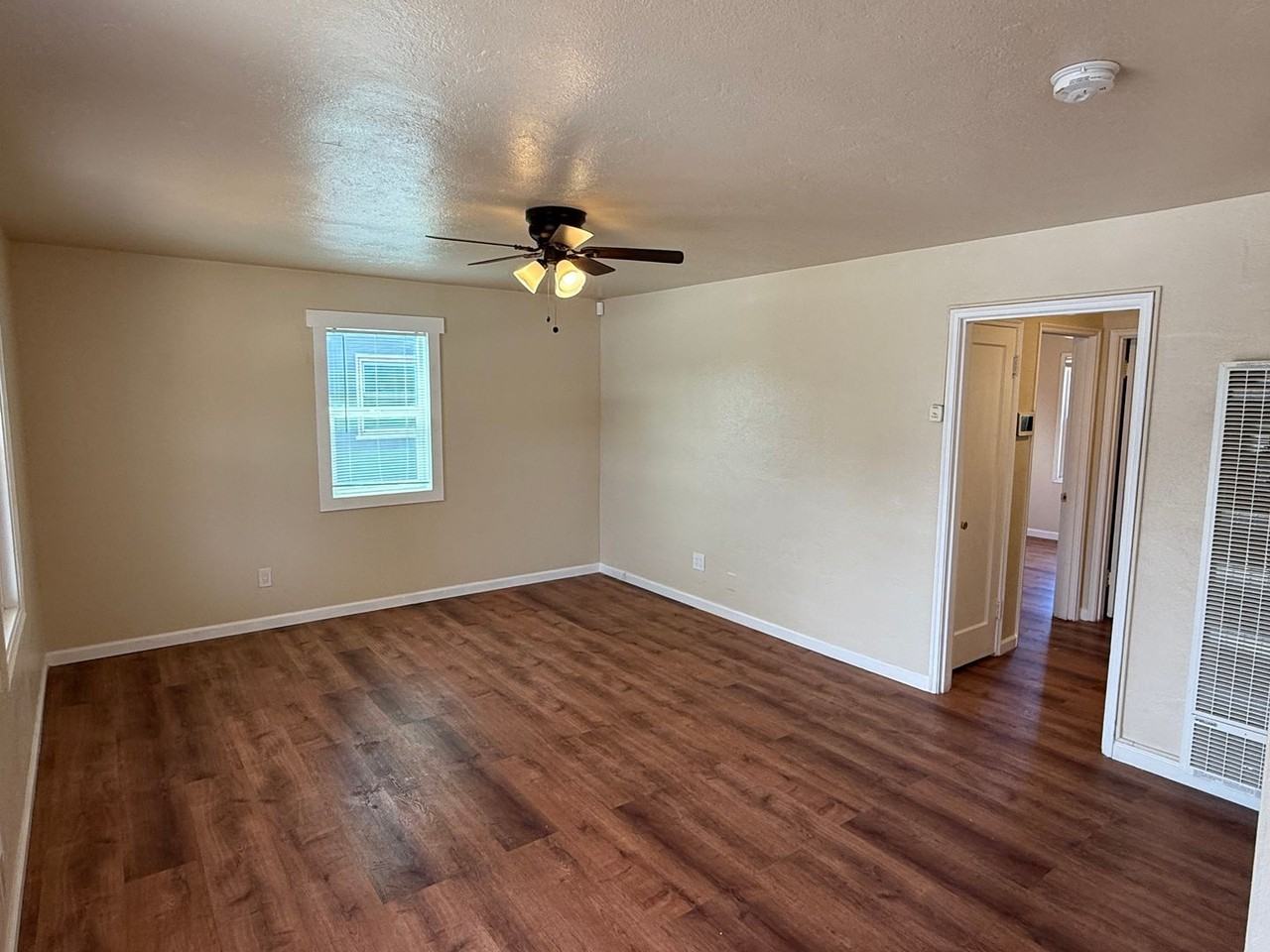 435 46th St - Photo 3 of 24