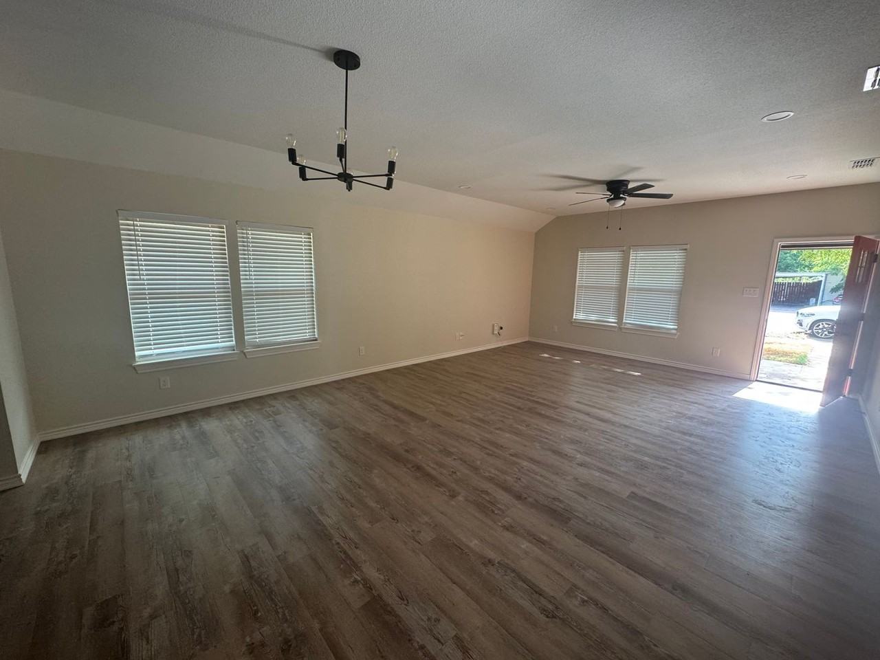 926 Poplar St - Photo 3 of 16