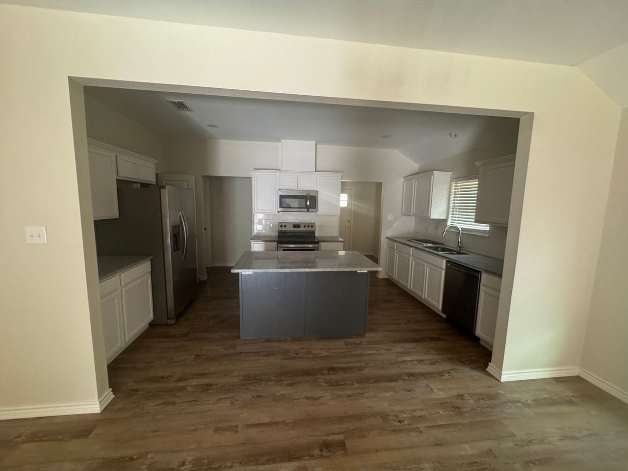 926 Poplar St - Photo 4 of 16