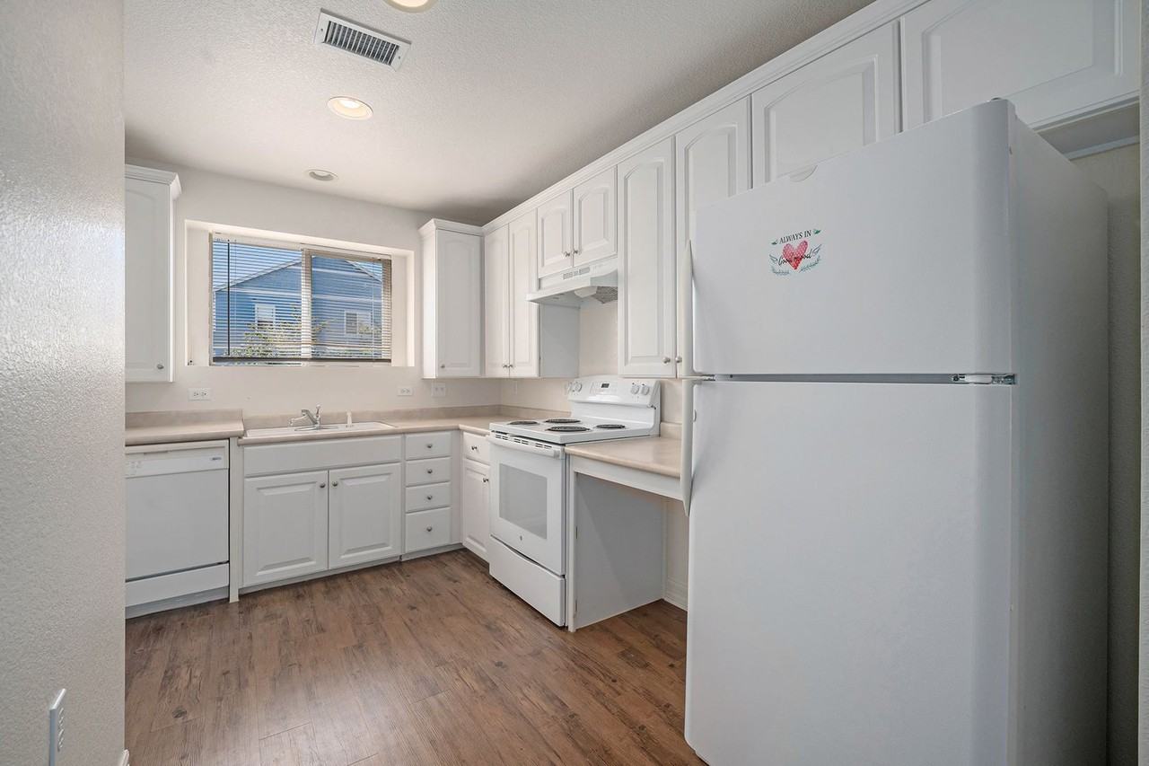 5853 Ceylon St - Photo 2 of 11