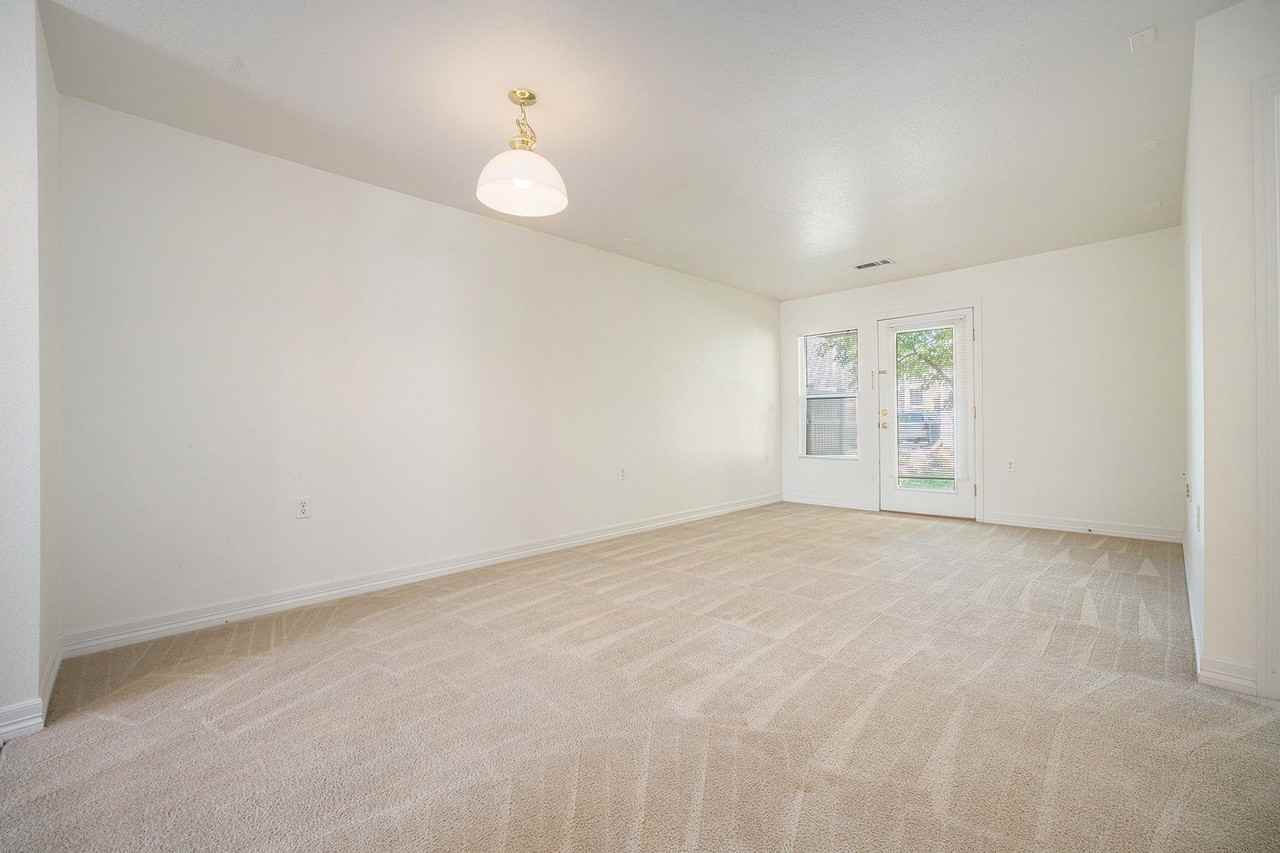 5853 Ceylon St - Photo 3 of 11