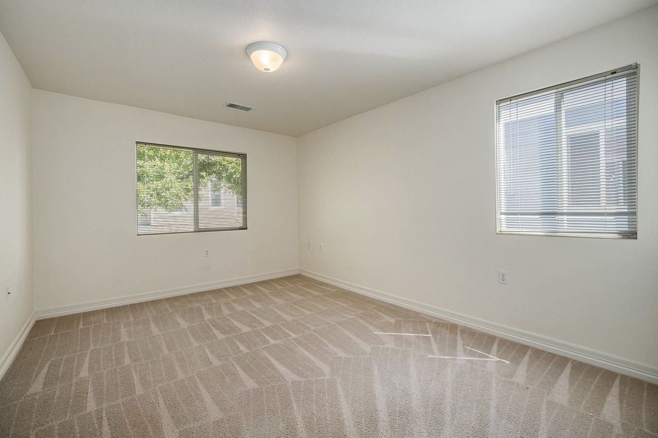 5853 Ceylon St - Photo 4 of 11
