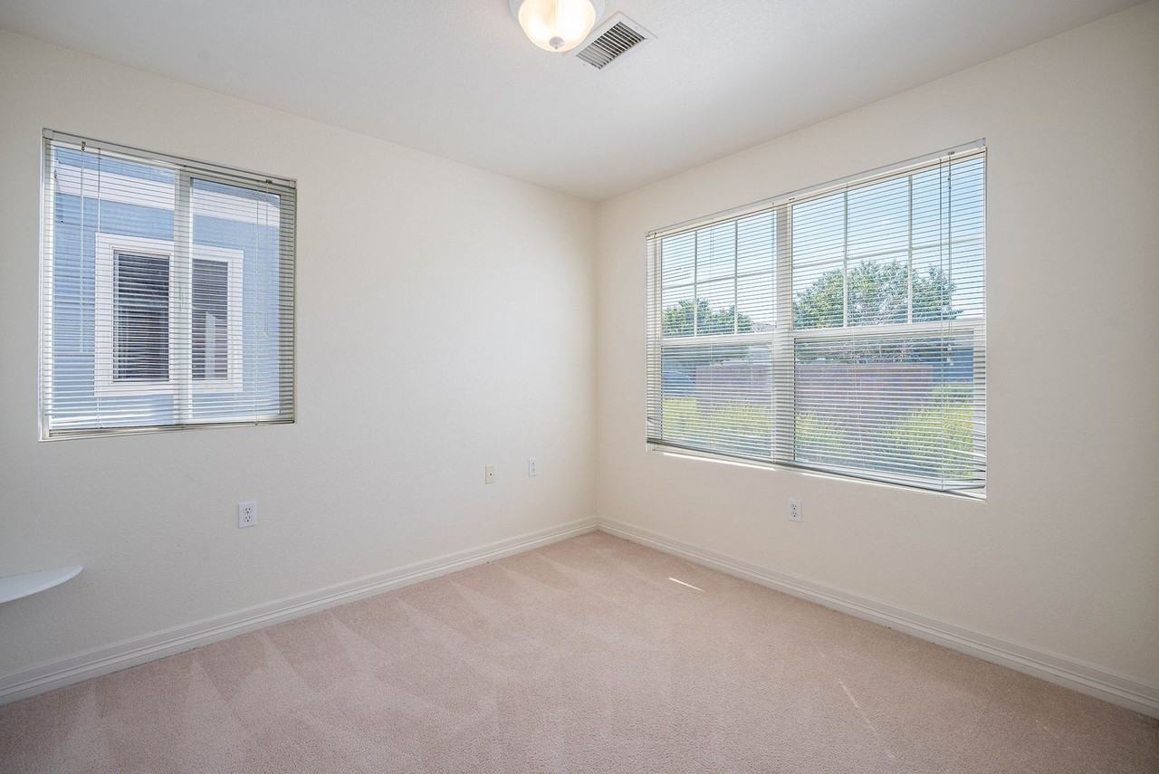 5853 Ceylon St - Photo 6 of 11