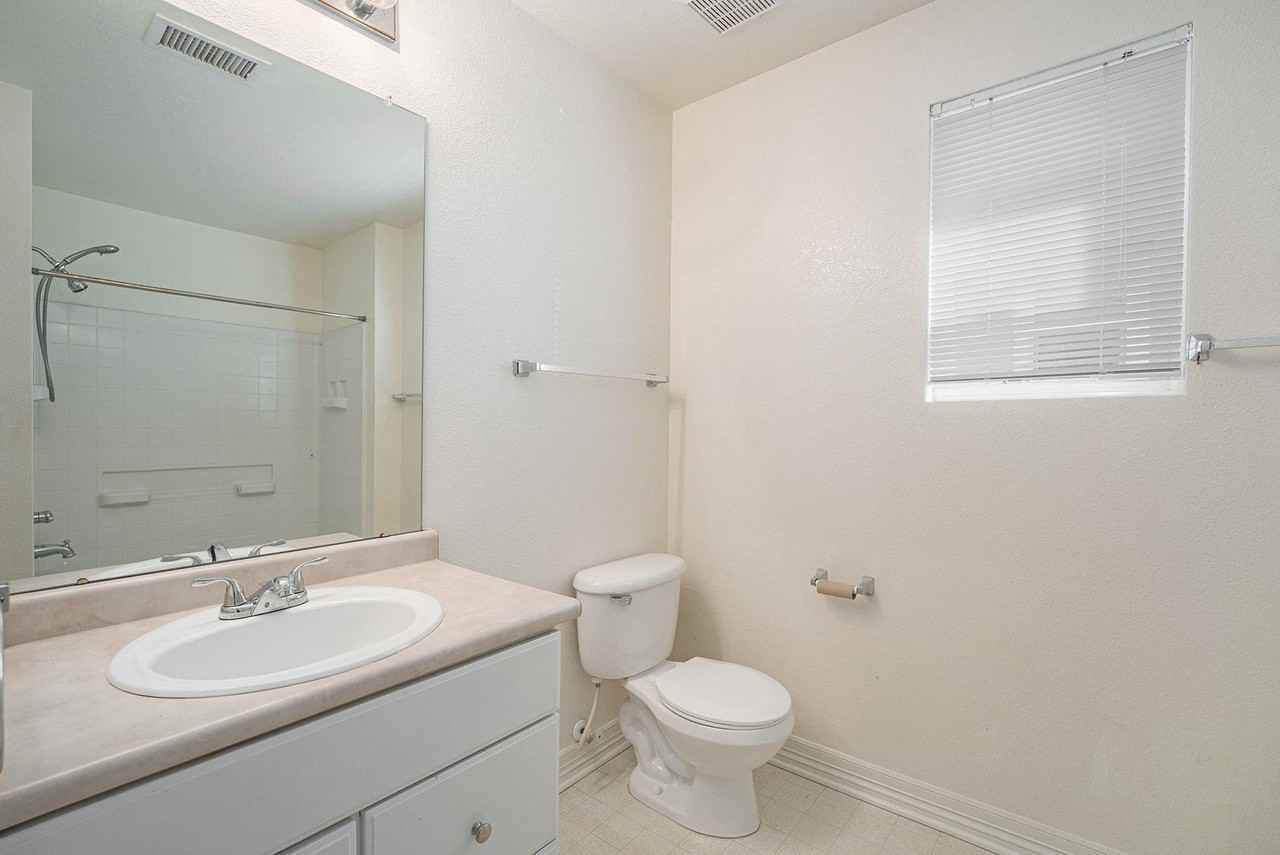 5853 Ceylon St - Photo 7 of 11