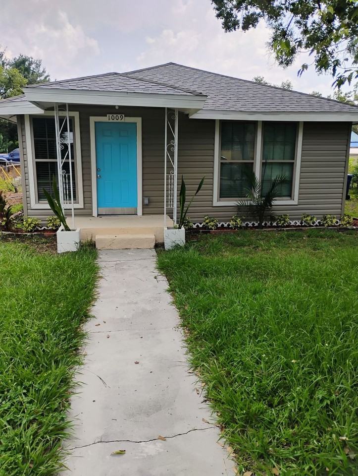 1009 Ne 5th St - Photo 2 of 11