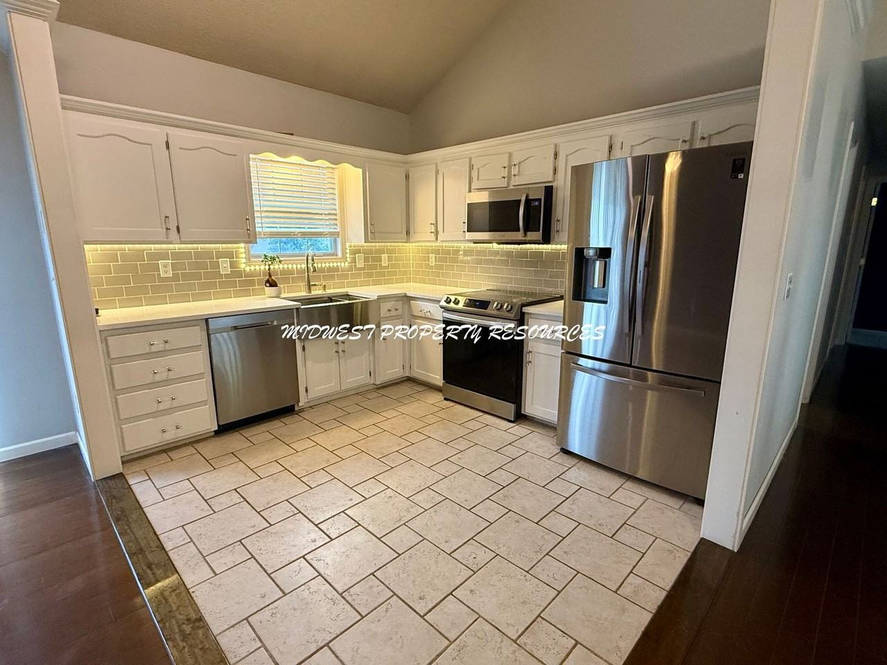 1408 Bayberry Dr - Photo 2 of 20