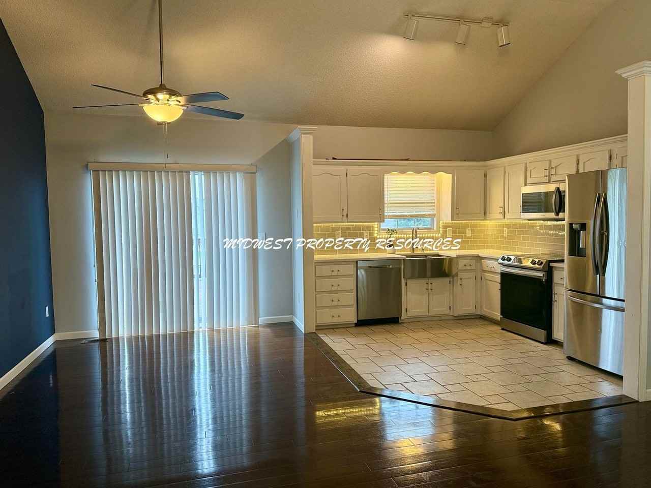 1408 Bayberry Dr - Photo 3 of 20