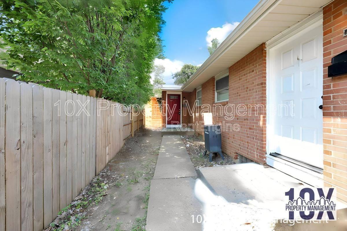 715 S Chesterfield Rd - Photo 3 of 10