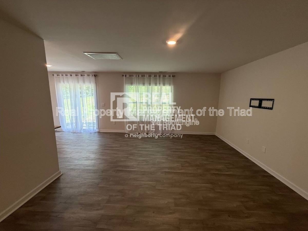 407 Gulliver Ct - Photo 2 of 10