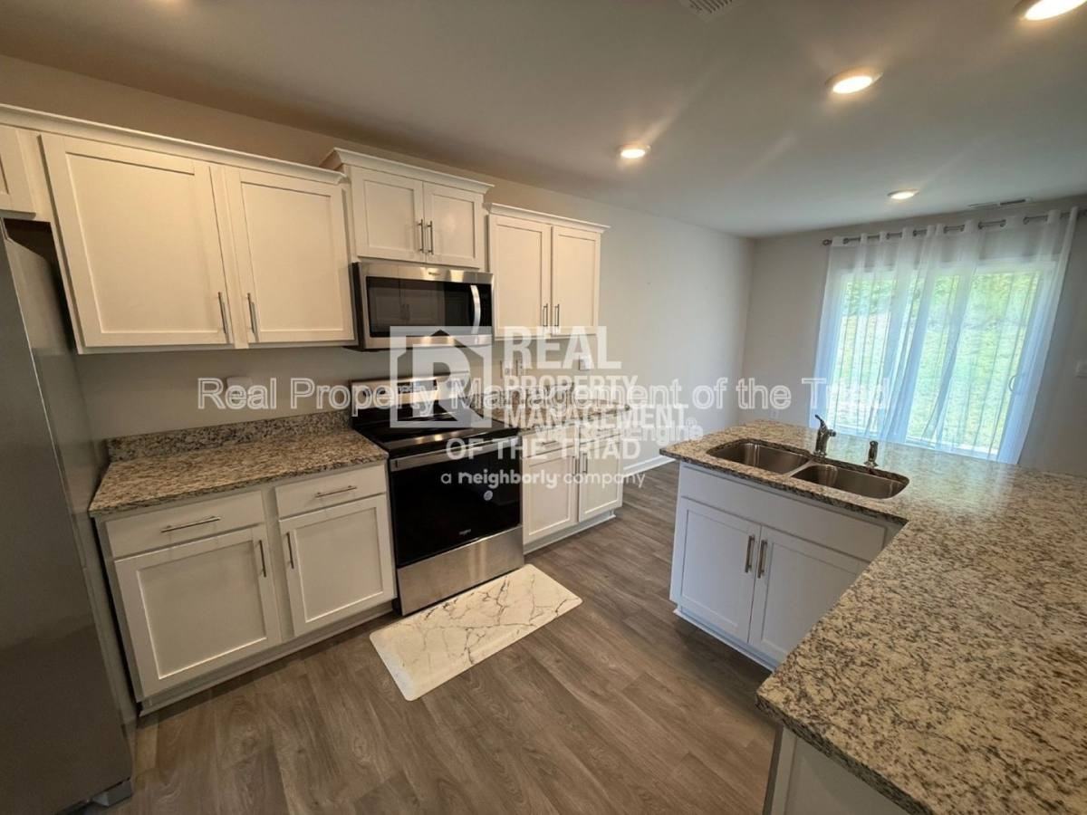 407 Gulliver Ct - Photo 3 of 10