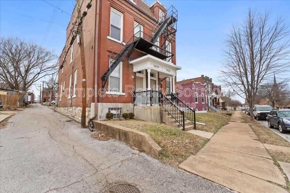 3023 Iowa Ave #2F - Photo 2 of 10