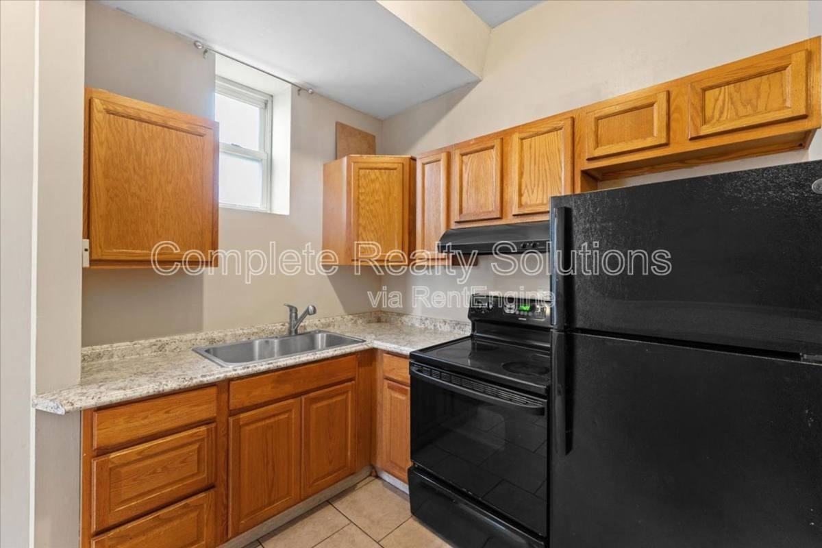 3023 Iowa Ave #2F - Photo 3 of 10